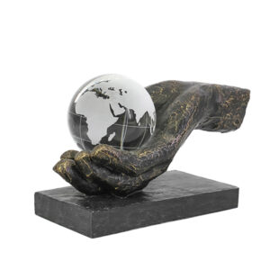 פסל אומנותי "כל העולם בכף ידך" מבית פסלי היוקרה GRACIA GALLERY